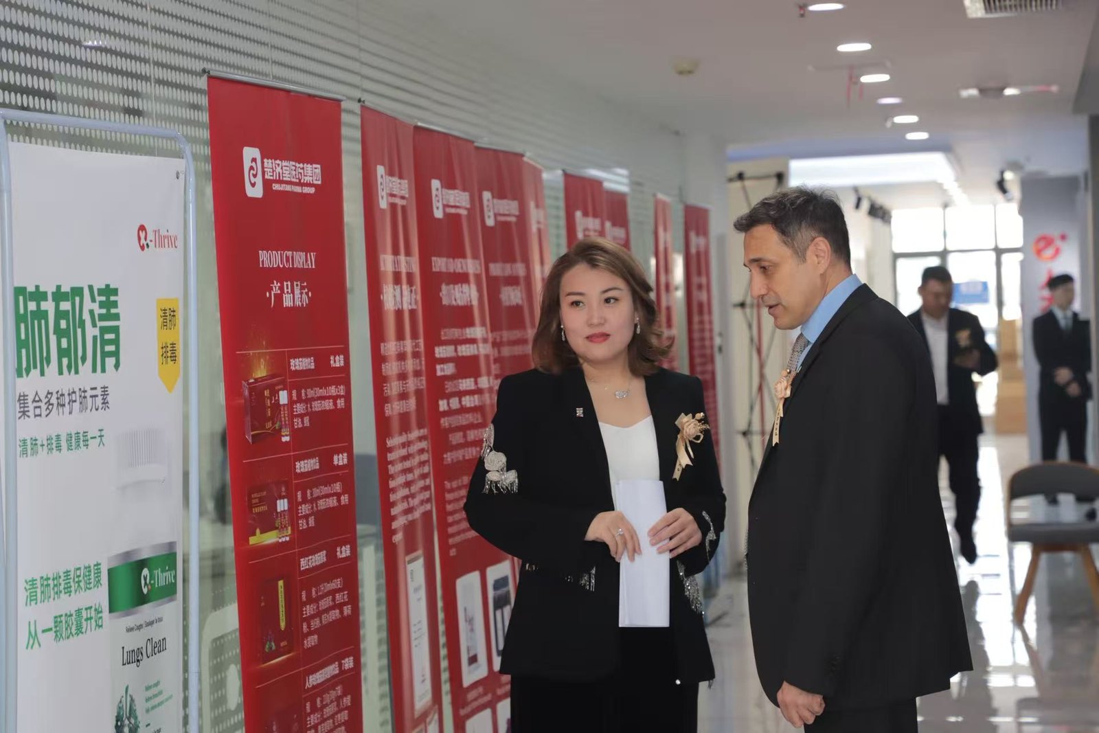Jessica Hu discussing health products and cross-border market development with a business participant