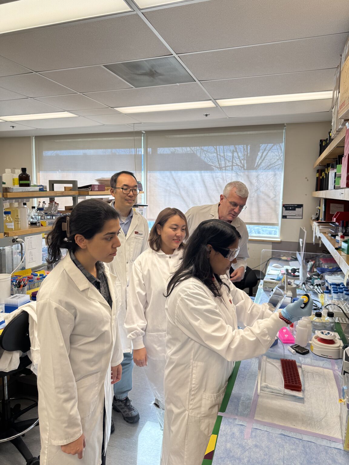 Des chercheurs travaillent ensemble dans un laboratoire de l’Université Simon Fraser
